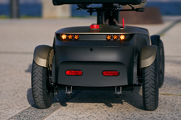 Der Scooter Kuarz als Detailaufnahme des unteren Fahrwerks von hinten.